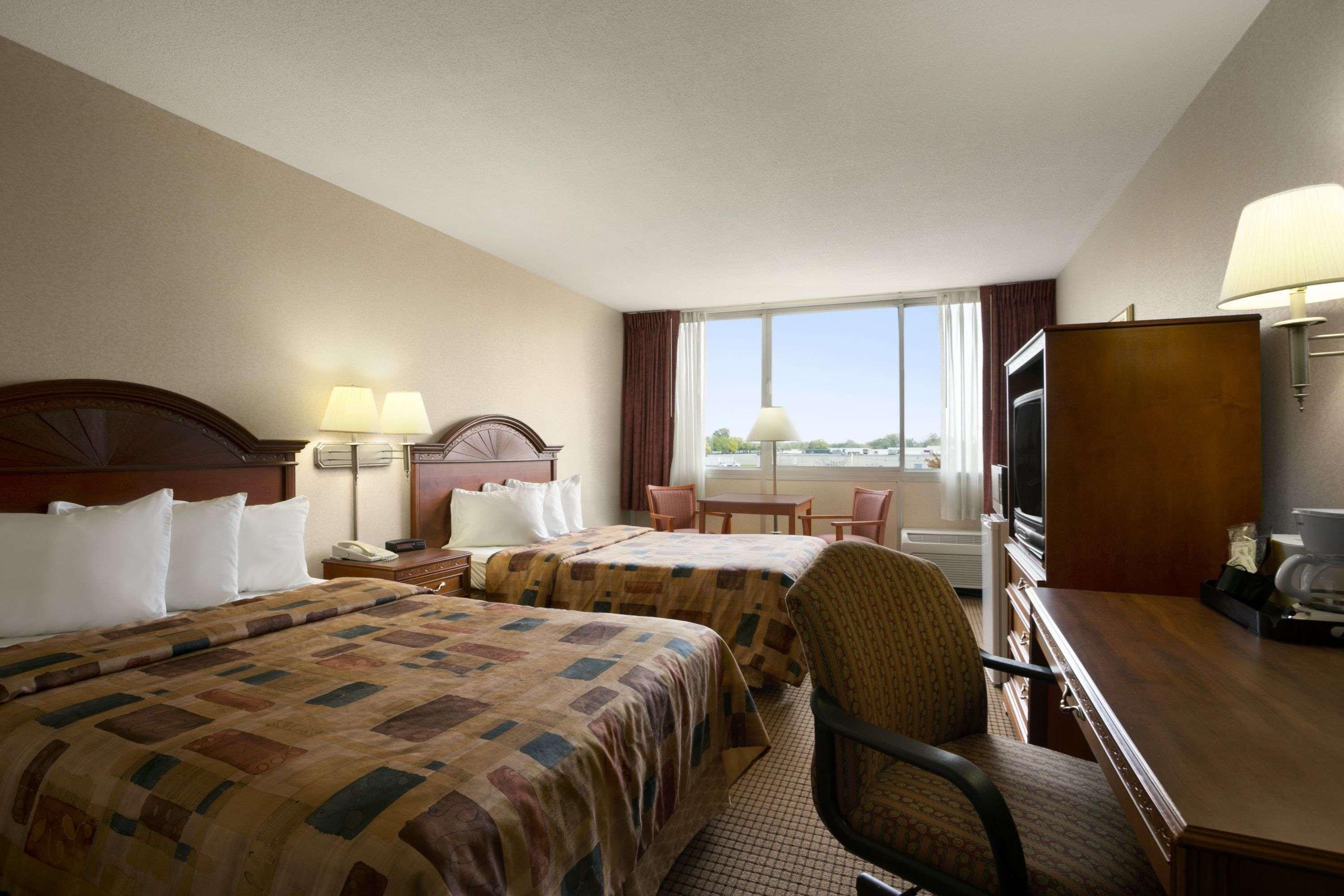 Days Inn By Wyndham Sidney Oh Экстерьер фото
