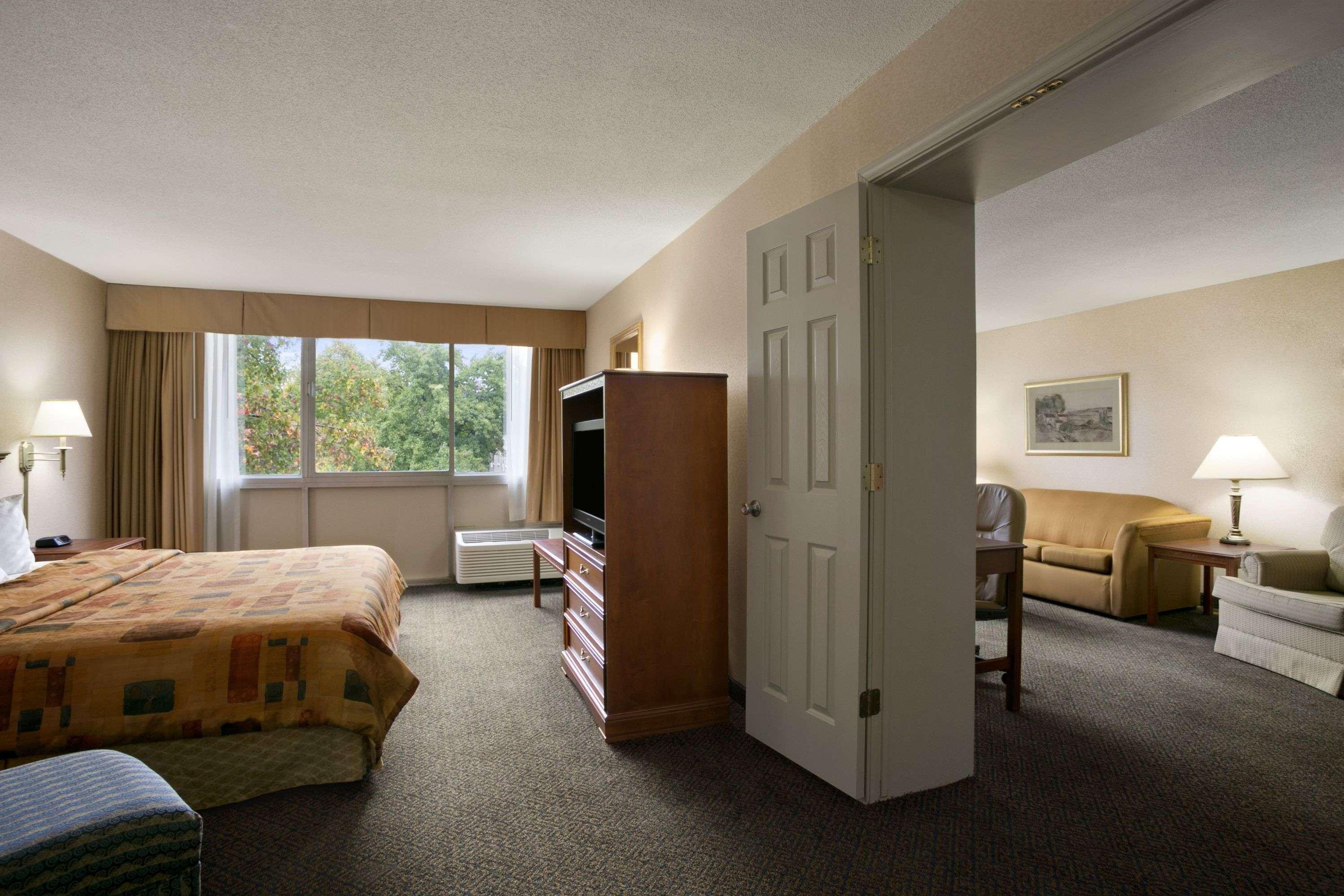 Days Inn By Wyndham Sidney Oh Экстерьер фото