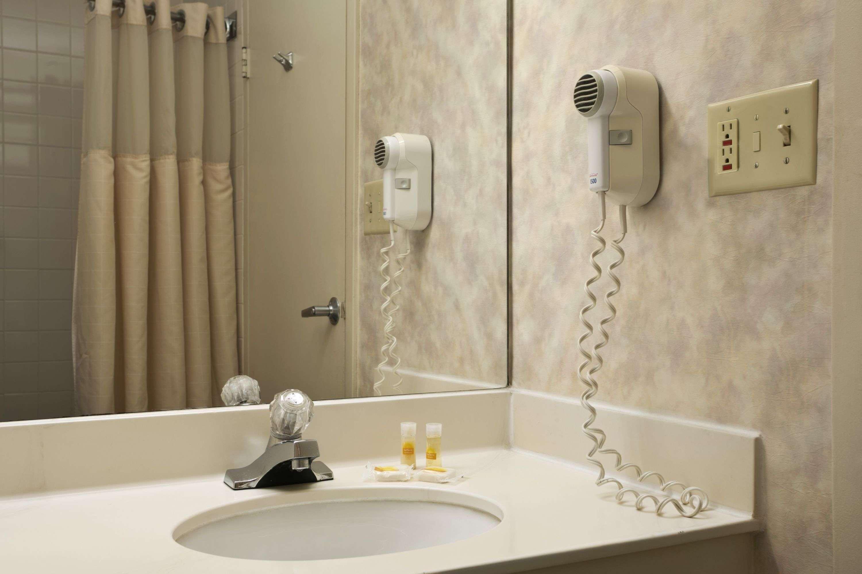 Days Inn By Wyndham Sidney Oh Экстерьер фото
