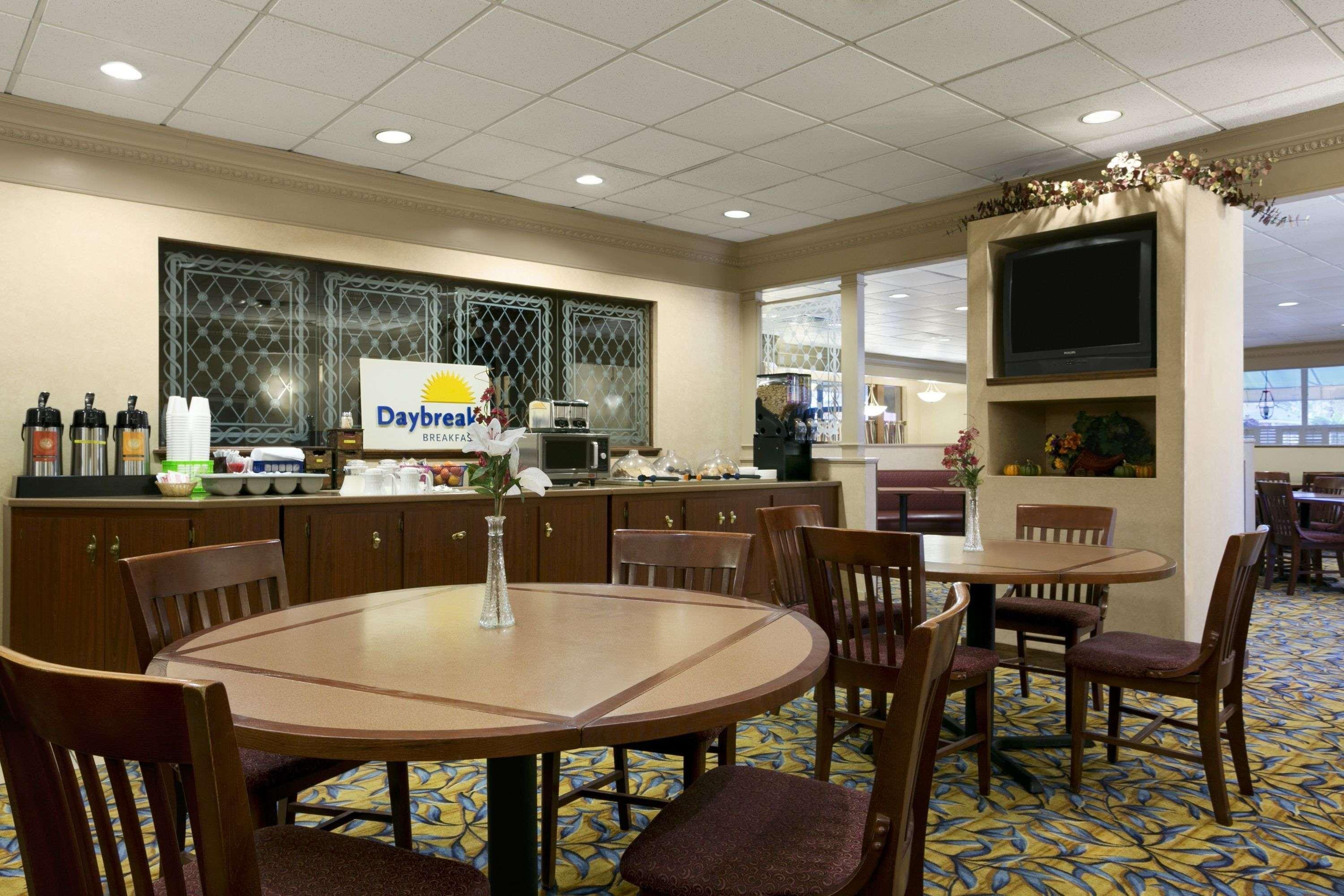 Days Inn By Wyndham Sidney Oh Экстерьер фото